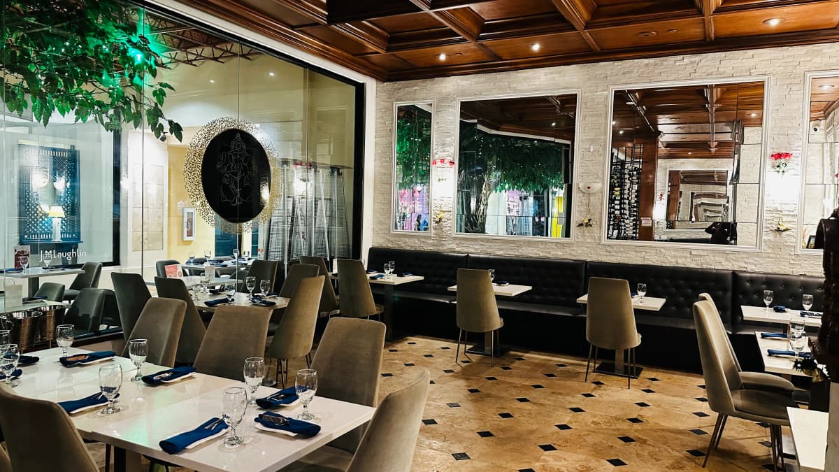 Restaurant interior photo 2