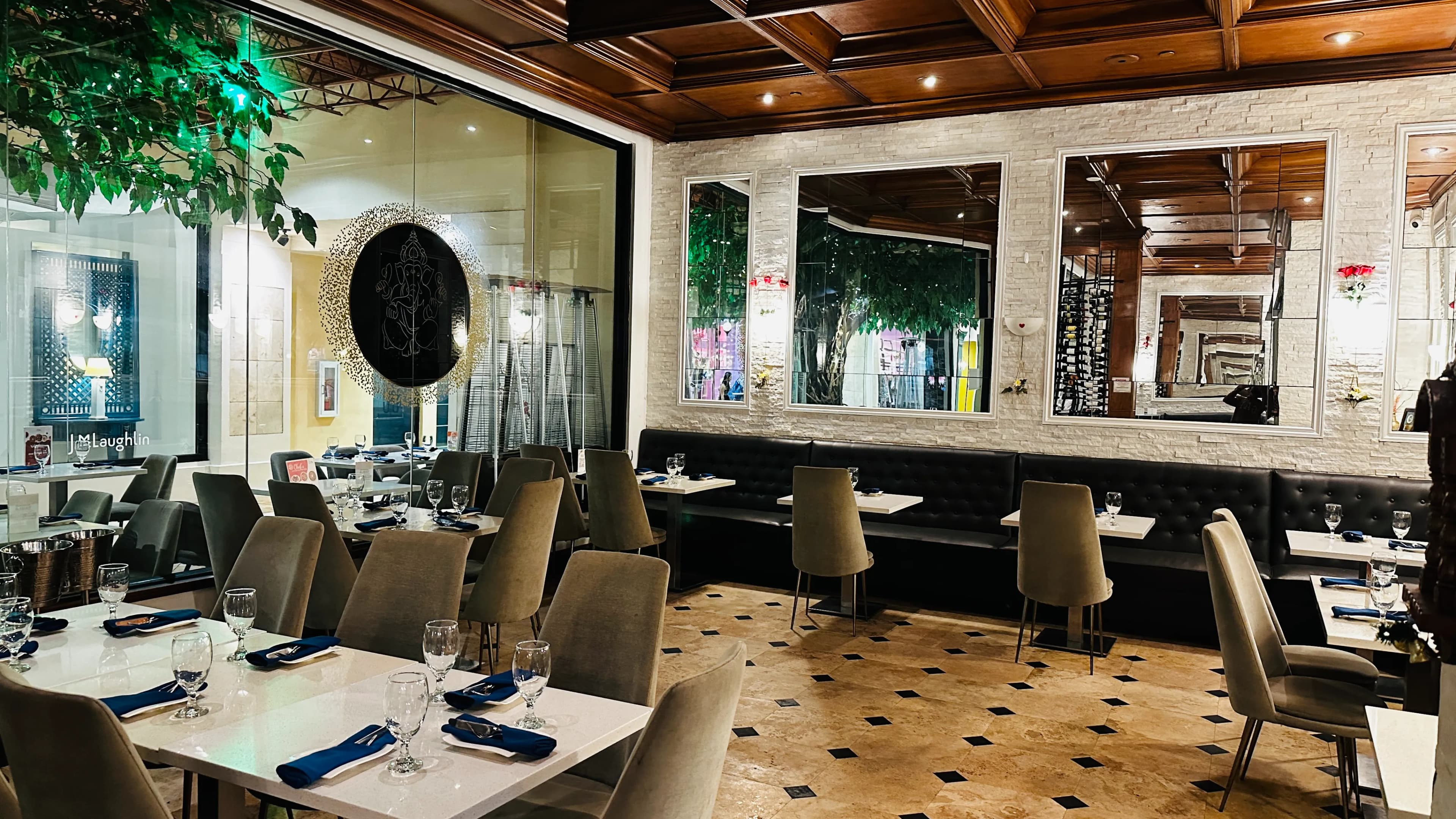 Restaurant interior photo 2